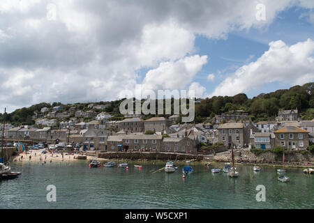 Mousehole, Cornwall, UK. 28 juillet 2019. Météo britannique. Les vacanciers étaient sur la plage à l'eau et dans l'eau autour de Mousehole Harbour aujourd'hui, alors que le beau temps a continué . Prévision pour le début de la semaine prochaine est la pluie. Simon crédit Maycock / Alamy Live News. Banque D'Images