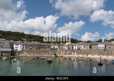 Mousehole, Cornwall, UK. 28 juillet 2019. Météo britannique. Les vacanciers étaient sur la plage à l'eau et dans l'eau autour de Mousehole Harbour aujourd'hui, alors que le beau temps a continué . Prévision pour le début de la semaine prochaine est la pluie. Simon crédit Maycock / Alamy Live News. Banque D'Images