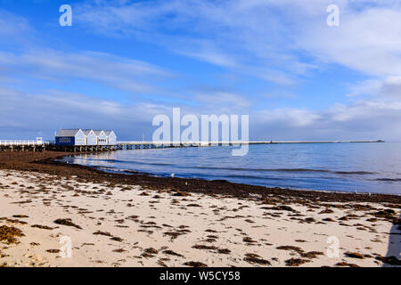 Et Busselton Jetty beach avec des algues dans le soleil du matin et ciel nuageux, dans l'ouest de l'Australie Banque D'Images