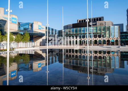 Reflets dans l'eau à la place du Centenaire à Birmingham, West Midlands UK Banque D'Images