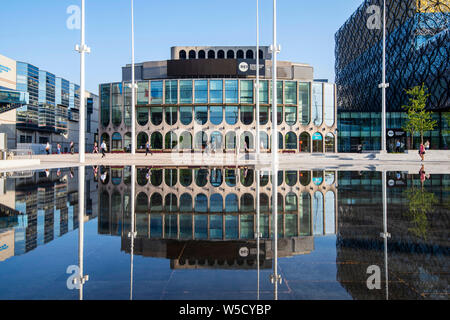 Reflets dans l'eau à la place du Centenaire à Birmingham, West Midlands UK Banque D'Images