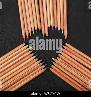 Arrière-plan de crayons de couleur sur fond noir Banque D'Images