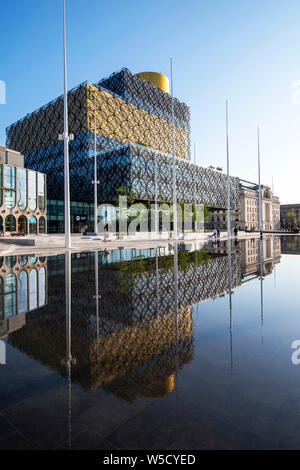 Reflets dans l'eau à la place du Centenaire à Birmingham, West Midlands UK Banque D'Images