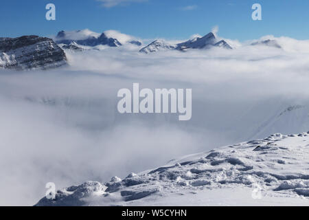 Pente couverte de neige et de montagnes ensoleillées sous les nuages soleil à Nice 24. Montagnes du Caucase en hiver, la Géorgie, la région Gudauri. Kudebi point de vue au sommet du mont. Banque D'Images