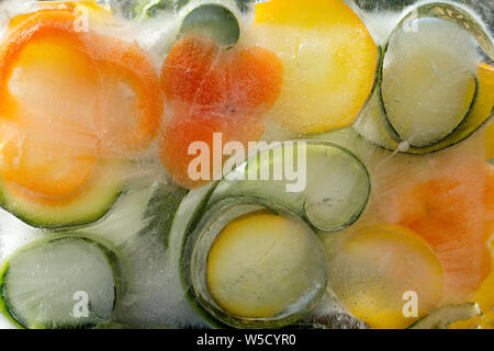 Contexte et la peau douce de szucchini dans ice cube avec des bulles d'air Banque D'Images