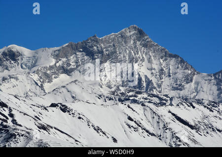 Le Weisshorn en hiver dans les Alpes Suisses du sud au-dessus de Zermatt, vu de l'Ouest Banque D'Images