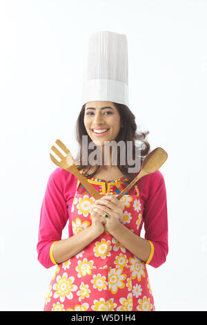 Woman holding spatule et smiling Banque D'Images