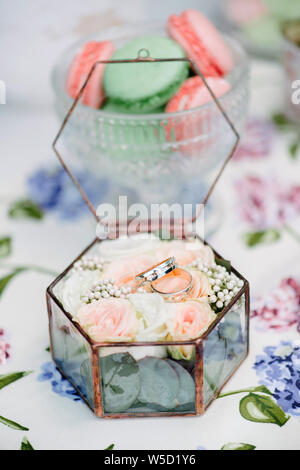 Les épouses de la vie encore matin, plat d'une tasse de thé, le verre à champagne, les anneaux de mariage et bouquet de fleurs Banque D'Images