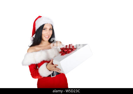 Une belle fille habillée en père Noël est maintenant une boîte avec un cadeau sur un fond blanc. Isolants. Banque D'Images