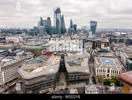 Voir à l'Est de la Cathédrale St Paul Dome sur la ville de Londres Banque D'Images