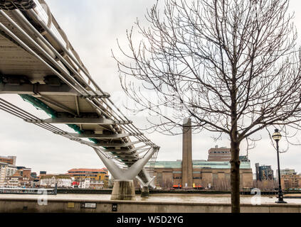 Dessous de la Millennium Bridge et la Tate Modern de Londres Banque D'Images