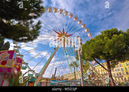 Belle et grande roue fun park view, Alpes-Maritimes Région de France Banque D'Images