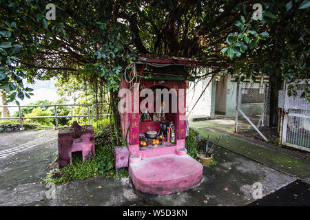 Un encens de rue traditionnels de culte dédié à Guan Di, Guan Yin et Cai Shen dans le village abandonné Ma Wan, Hong Kong Banque D'Images