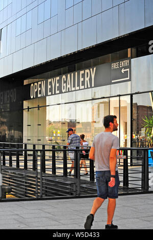 L'extérieur de l'oeil ouvert galerie photographique à l'île de Mann,sur Liverpool docks,UK Banque D'Images