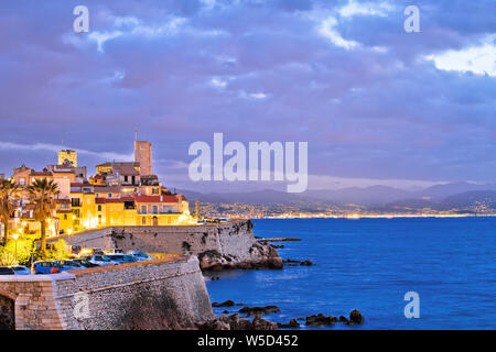 Antibes vieille ville historique et les repères du front de l'aube vue, célèbre destination en Cote d Azur, France Banque D'Images