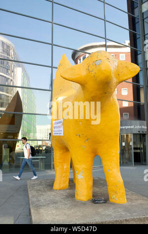 Enregistrer l'agneau banana créé par l'artiste Taro Chiezo à l'extérieur du bâtiment de l'Université John Moore sur Tithebarn Street, Liverpool Banque D'Images