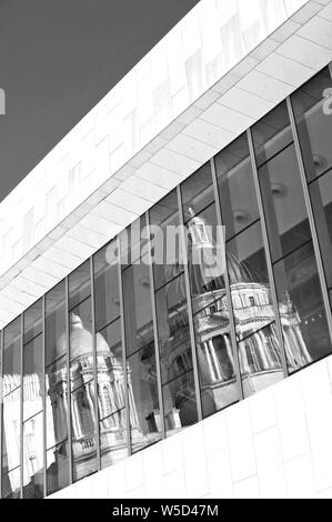 Port of Liverpool building reflète dans la grande fenêtre avant de le Musée de Liverpool sur le front de mer Banque D'Images
