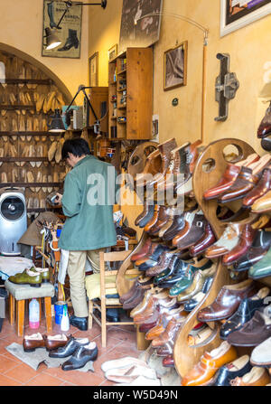 FLORENCE, ITALIE, LE 04 MAI 2018 : classique de la mode pour hommes chaussures polies à la main vente en magasin à Florence Banque D'Images