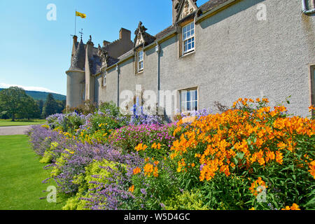 Château BALLINDALLOCH BANFFSHIRE EN ÉCOSSE AU MILIEU DE JARDINS SPECTACULAIRES UNE FRONTIÈRE AVEC DES FLEURS colorées Banque D'Images