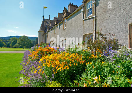 Château BALLINDALLOCH BANFFSHIRE ECOSSE GARDENS SONGE D'UNE FRONTIÈRE AVEC DES FLEURS COLORÉES SPECTACULAIRES Banque D'Images