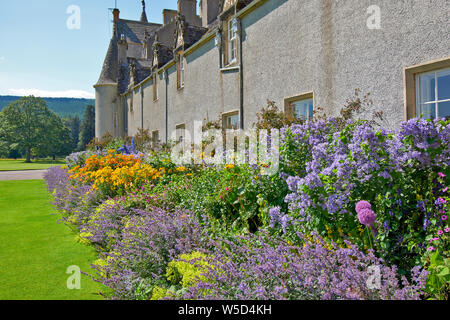 Château BALLINDALLOCH BANFFSHIRE EN ÉCOSSE au milieu de jardins spectaculaires avec une bordure de fleurs Banque D'Images