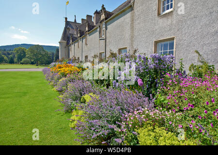 Château BALLINDALLOCH BANFFSHIRE EN ÉCOSSE AU MILIEU DE JARDINS AVEC DES FLEURS FRONTIÈRE SPECTACULAIRE Banque D'Images