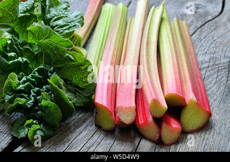 Rhubarbe fraîche sur table en bois Banque D'Images