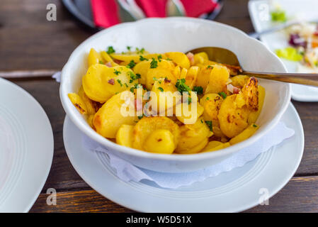 Plat principal un bac à poisson avec des pommes de terre Banque D'Images