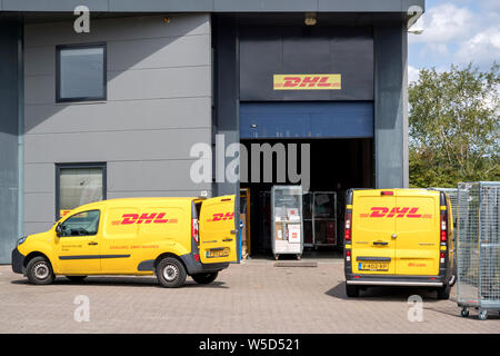 Dépôt DHL. DHL est une division de la société de logistique allemand Deutsche Post AG international offrant des services de courrier express. Banque D'Images