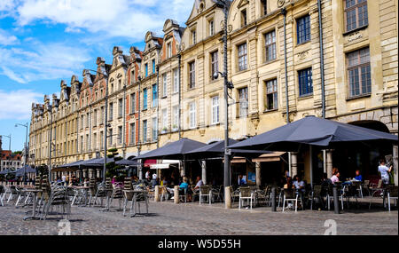 Cafés entourent la Place des Héros (Place des Héros) dans le centre de Arras, France Banque D'Images