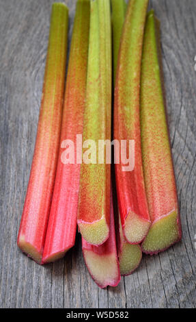 Rhubarbe fraîche sur la surface en bois, selective focus Banque D'Images