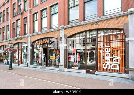 Superdry store à Leiden, aux Pays-Bas. Superdry plc est une compagnie de vêtements de marque au Royaume-Uni. Elle est cotée à la Bourse de Londres. Banque D'Images