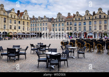 Cafés entourent la Place des Héros (Place des Héros) dans le centre de Arras, France Banque D'Images