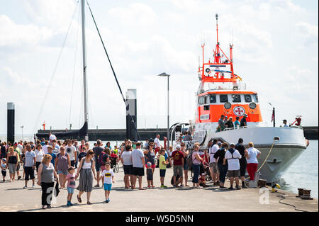 Wilhelmshaven, Allemagne. 28 juillet, 2019. Les visiteurs sont devant le croiseur de sauvetage 'Bernhard Gruben' le jour de la mer sauvetage sauveteurs de la Société allemande pour le sauvetage des naufragés sur la côte de Wilhelmshaven. Credit : Mohssen Assanimoghaddam/dpa/Alamy Live News Banque D'Images