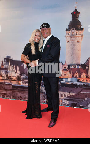 Leipzig, Allemagne. 27 juillet, 2019. Axel Schulz et sa femme Patricia Schulz venir au don gala de la GRK-Golf-Charity Masters à l'hôtel The Westin Leipzig. Pour la 12ème fois des stars collecter des dons à des fins de bienfaisance à but non lucratif au tournoi de golf. Credit : Jens Kalaene Zentralbild-/dpa/dpa/Alamy Live News Banque D'Images