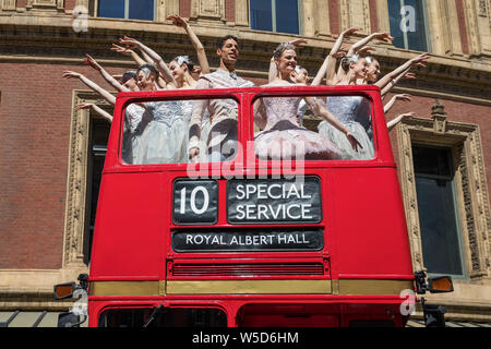 Flocons du Birmingham Royal Ballet arrivent à la salle pour les répétitions en préparation pour une course de Casse-noisette du 28 au 31 décembre cette comprend : Atmosphère, Casse-noisette's deux étoiles (sugar plum Fairy and Nutcracker Prince), flocons Où : London, Royaume-Uni Quand : 27 Juin 2019 Crédit : Phil Lewis/WENN.com Banque D'Images