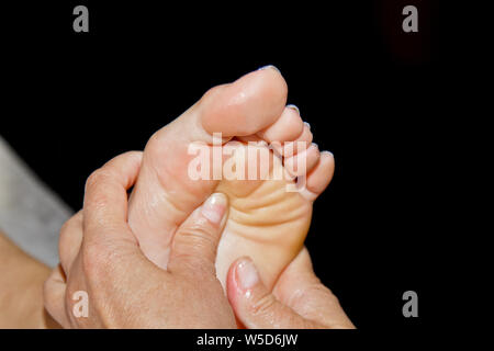 Professional massage thérapeutique des pieds. Femme médecin massages l'athlète dans une salle de massage. corps et soins de santé. procédure de recouvrement de la douleur. Banque D'Images