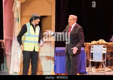 Les frères Patton, Jimmy et Brian Elliott et frères aînés de le rire frères, sur scène au théâtre futuriste, Scarborough. Banque D'Images