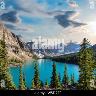 Le parc national Banff, Coucher du soleil à la Moraine Lake au Canada. Banque D'Images