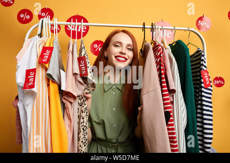 Smiling woman standing attrayant à l'intérieur armoire et regardant la caméra. la photo en gros. bonheur concept. Banque D'Images