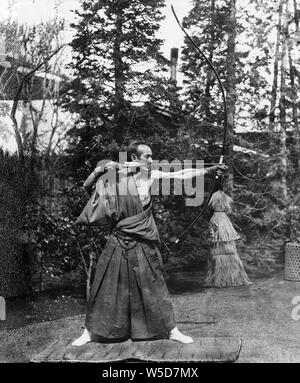 [ 1890 - Japon ] - Tir à l'japonais un Japonais en kimono japonais kyudo (tir à l'exécution). À partir d'une série de lames de verre (mais non publié) photographié par le photographe écossais George Washington Wilson (1823-1893). L'entreprise de Wilson a été l'un des plus grands éditeurs de tirages photographiques dans le monde. 19e siècle vintage lame de verre. Banque D'Images