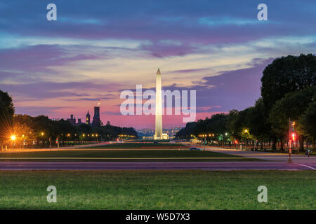 Washington Monument illuminé au coucher du soleil, Washington DC Banque D'Images