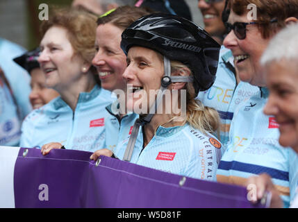 Soeur de assassiné MP Jo Cox, Kim Leadbeater (centre) se joint à d'autres cyclistes après son arrivée à fer plat Square à Southwark, Londres , suivant leur cycle de cinq jours du Yorkshire de l'aide du Jo Cox pour la campagne. Banque D'Images