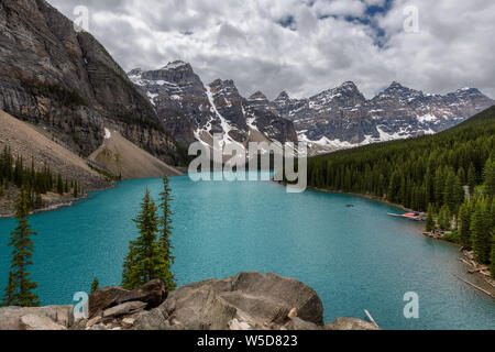 Le lac Moraine, dans le parc national Banff à jour nuageux, Canada. Banque D'Images