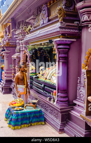 Prêtre hindou au Sri Krishnan Temple à Singapour Banque D'Images