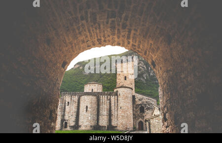 L'arche à la passerelle l'abbaye San Vittore alle Chiuse en Genga - Ancône - Italie Banque D'Images