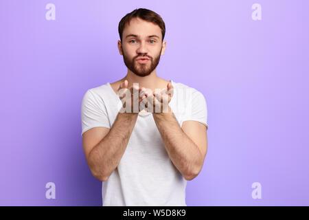 Je vous aime. Portrait of handsome man blowing kiss positive à son amant. . Les droits de l'expression du visage, le concept d'émotion.I miss you, blue isolés backgrou Banque D'Images