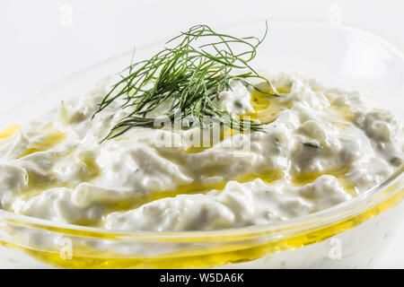 Sauce Tzatziki Dans un bol en verre isolé sur fond blanc. Banque D'Images