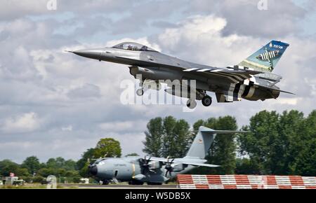 Belgian Air Force F-16AM Fighting Falcon 'GE-S' à l'atterrissage à RAF Fairford avec un 75e anniversaire D-Day color scheme Banque D'Images