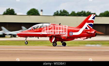 Royal Air Force flèches rouge jet Hawk de BAE Systems à l'atterrissage à RAF Fairford le 18 juillet 2019 Banque D'Images